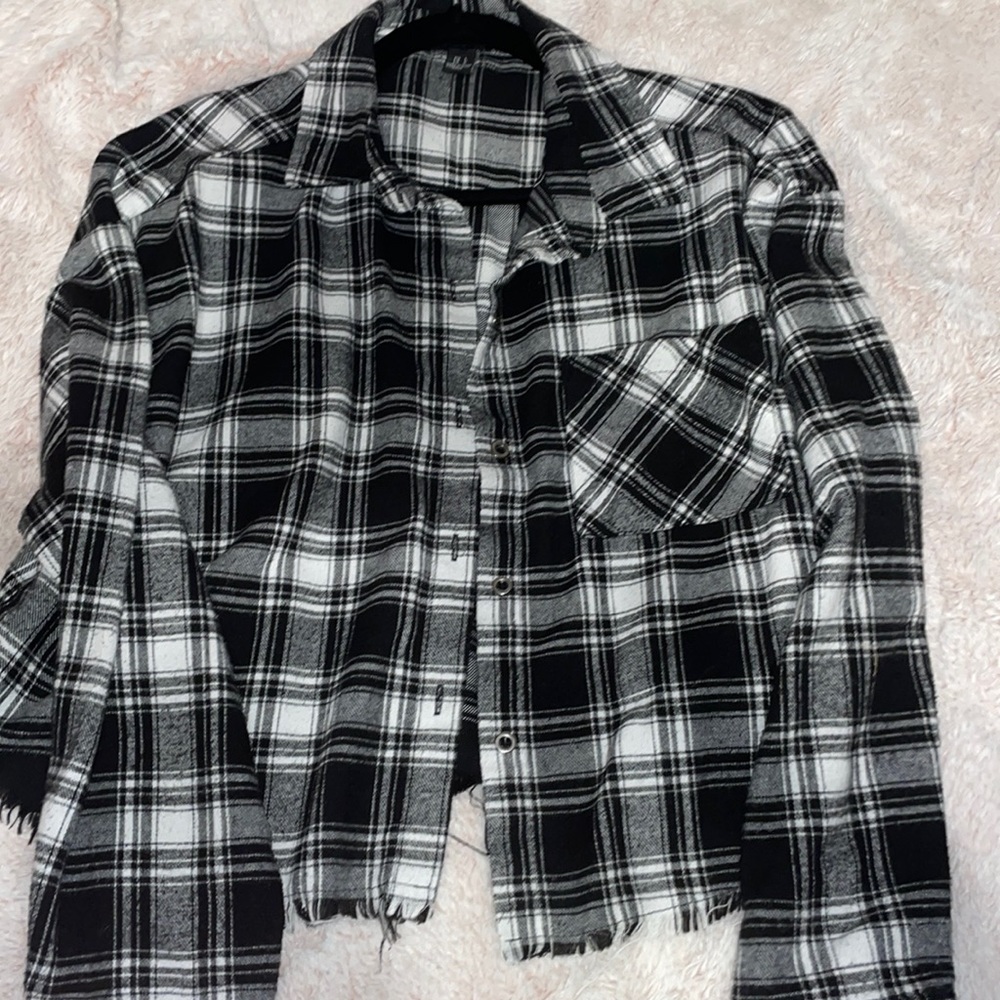 BLACK N WHITE CROPPED DISTRESSED FLANNEL